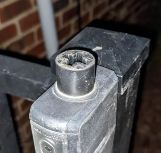 V3 damage - hollow knob, shaft visible